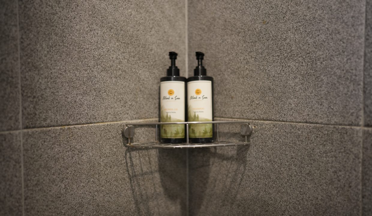 Diadem Lake_shower room1