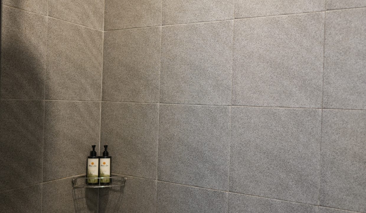Diadem Lake_shower room2